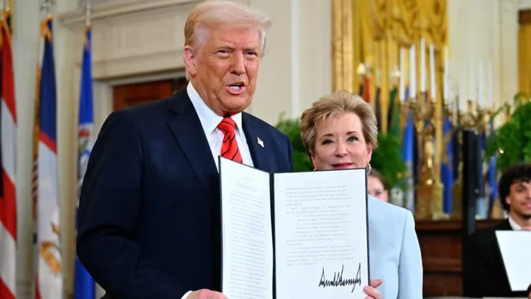 Trump Signs Order to Dismantle Department of Education